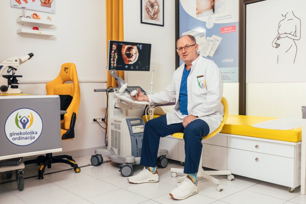 Dr Fehmija Feko Fetahović za ultrazvučnim aparatom u ordinaciji Gea Medical